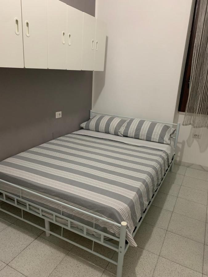 Bedroom low cost di Elisa Quartucciu Exterior foto